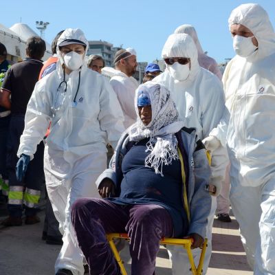 Italian laivaston jäsenet auttoivat Libyasta saapunutta pakolaista keväällä 2015. Nyt Italiassa pelätään uutta pakolaisvyöryä Turkin ja EU:n solmiman pakolaissopimuksen myötä.