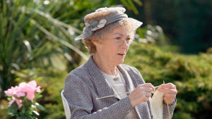 Tarkkanäköisen Jane Marplen roolia näyttelee Geraldine McEwan. Ykkönen esittää kesän aikana yhteensä 12 Neiti Marple -tarinaa.