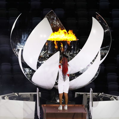 Naomi Osaka tänder OS-elden.