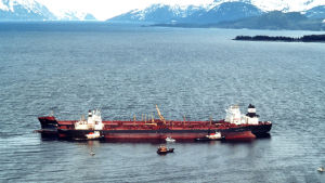 Oljetankerna Exxon Valdez körde på grund utanför Alaska år 1989 och orsakade en massiv miljökatastrof. Exxon valdez