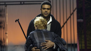Chike Ohanwe och Emilia Sinisalo som Lopachin och Varja. Foto från Kirsikkatarha (Körsbärsträdgården) på Helsingfors stadsteater.