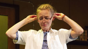 Fresta mig inte. Linda Zilliacus som Lilja i Fly me to the moon. Foto från Fly me to the moon på Lilla Teatern.