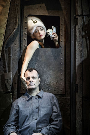Vår framtid i mina händer. På bilden Linda Zilliacus som Maria och Niklas Häggblom som Hermann. Linda Zilliacus och Niklas Häggblom i Maria Brauns äktenskap på Lilla Teatern.