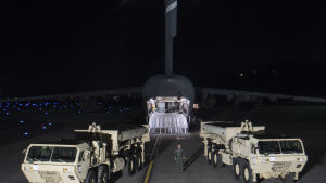 De första delarna av det mobila Thaad-systemet anlände den här veckan till Sydkorea Delar som behövs för det nya missilförsvarssystemet Thaad har börjat anlända till Sydkorea