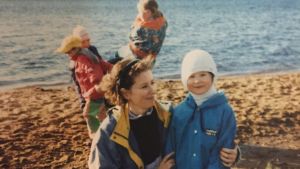 Mathias på stranden intill sin mamma. Mathias Uutela på stranden tillsammans med sin mamma Maritta Markkanen.