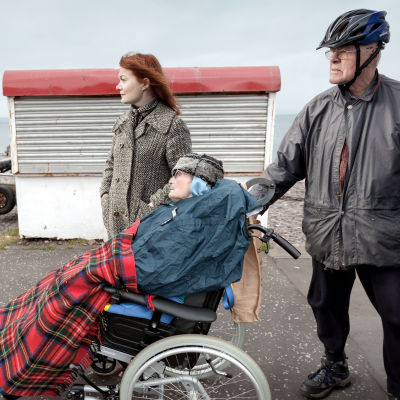 Scen ur dokumentären Närmare varann, mamma Ann sitter insvept i en rullstol.