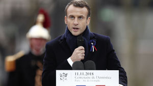 Emmanuel Macron lovade att rucka på det franska arbets- och pensionssystemen som han menar har levt ut sin tid redan då han förde presidentvalskampanj. Men planerna har stött på patrull då han försöker driva igenom sina löften. Frankrikes president Emmanuel Macron håller festtal vid Triumfbågen.