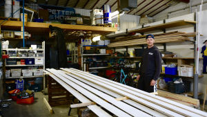 Petter Isaksson är nöjd över att arbetssituationen i södra Finland är så pass bra inom byggbranschen. Petter Isaksson står i arbetshallen.