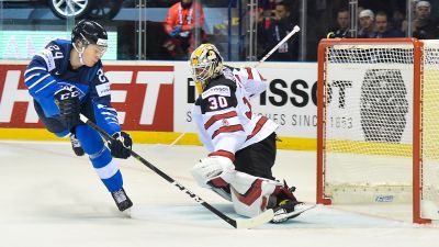 Kaapo Kakko gör mål mot Kanada.