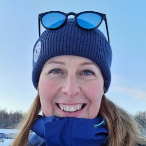 Lotta Westerberg tycker det är synd att tjänster för barnfamiljer försvinner från Fågelberga. En leende kvinna ser in i kameran. Hon är utomhus, i bakgrunden syns snö.