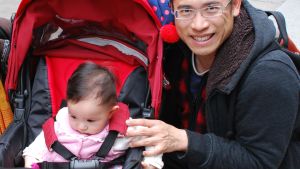 Roy Li skulle gärna se att hans barn inte växer upp i Hongkong. Hans familj har ändå inga möjligheter att emigrera. Roy Li skulle gärna se att hans barn inte växer upp i Hongkong. Hans familj har ändå inga möjligheter att emigrera.