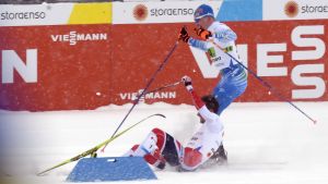 Här säkras Ustiugovs andra guld. Iivo Niskanen och Emil Iversen krockade på upploppet av sprintstafetten.