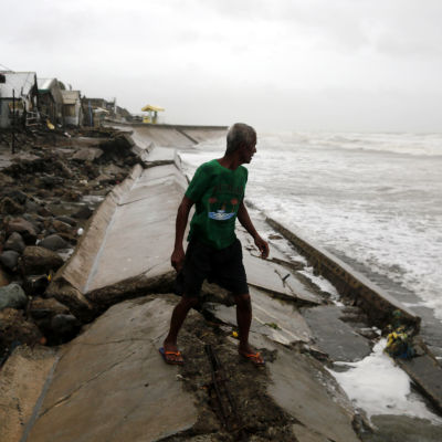 Inför tyfonen Haima på Filippinerna.