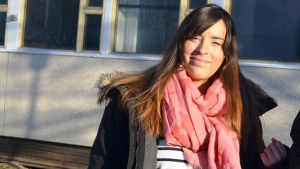 Mirjam Malik är alltid redo att lyssna på eleverna. En kvinna i långt brunt hår och randig tröja. Solen lyser i ansiktet och hon ler.
