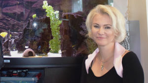 Kadri Bäckman förverkligade sin dröm om att dyka mellan två kontinenter. Dykarparet Kadri Bäckman och Peter Söderlund i sitt hem i Karis.