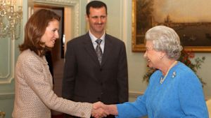Asma al-Assad skakar hand med drottning Elizabeth av Storbritannien år 2002. Asma al-Assad skakar han med drottning Elizaberth av Storbritannien år 2002.