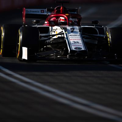 Kimi Räikkönen kör sin Alfa Romeo bil