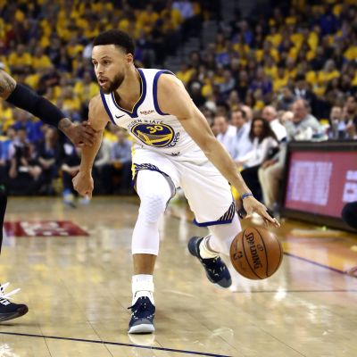Stephen Curry johdatti Golden State Warriorsin voittoon NBA:n länsilohkon ensimmäisessä loppuottelussa.
