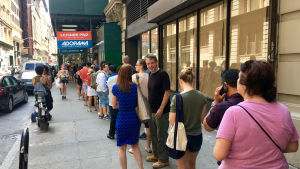 New Yorkbor köar för att köpa speciella solglasögon. Kö för att köpa glasögon inför solförmörkelse i New York.