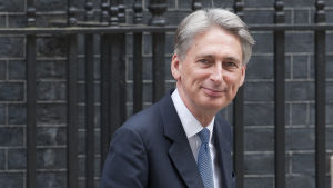 Philip Hammond och en rad andra ministrar tänker avgå före Johnson väljs för att inte bli avskedade från sina poster över brexit. Ny brittisk utrikesminister Philip Hammond.