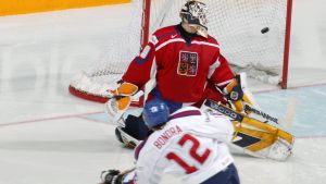 Peter Bondra hörde till hjältarna när Slovakien tog ett historiskt VM-guld 2002. Slovakiens Peter Bondra skjuter mål mot Tjeckien.