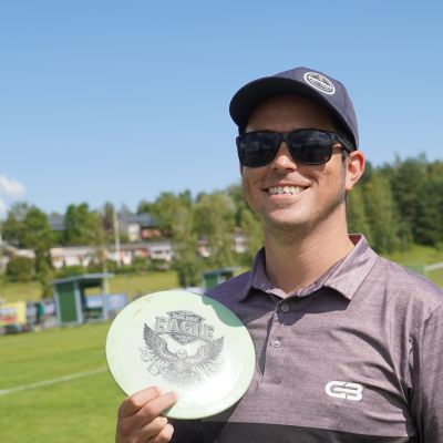 Frisbeegolfin maailmanmestari, yhdysvaltalainen Gregg Barsby esittelee nimikkokiekkoaan