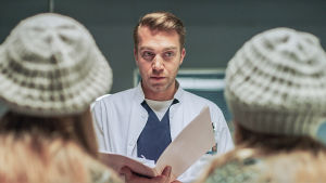 Sairaalatakkinen mies katselee kahta samannäköistä henkilöä.
