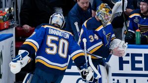 Binnington fick tacka för sig efter fem insläppta mål. Jordan Binnington byts ut mot Jake Allen.