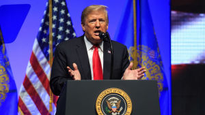 President Trump i Illinois USA:s president Donald Trump fördömer synagogamassakern i Pittsburgh
