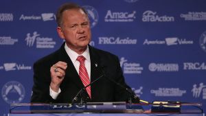 Republikanen Roy Moore brukar ha bibeln i hand. Men gläde sig också över stöd från Trump Roy Moore i staden Washington den 12 oktober 2017.