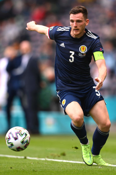 Andrew Robertson avancerar med bollen.