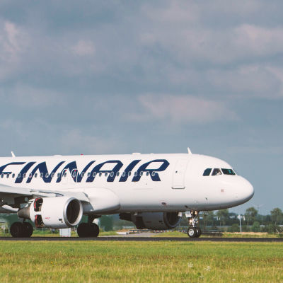 Finnairplan landar i Schiphol i Amsterdam.