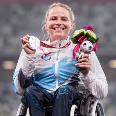 Amanda Kotaja har fått ta emot sin silvermedalj.