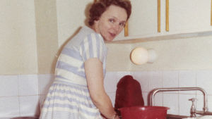 Mitt hem, min borg. Sirkka-Liisa Miettinen i hemmet i Kottby i Helsingfors. Sirkka Miettinen diskar på färgglad bild.