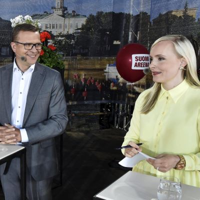 Samlingspartiets ordförande Petteri Orpo och De grönas Maria Ohisalo står bredvid varandra inför debatt.