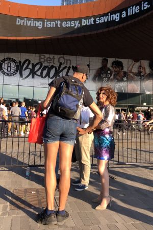 Under Pride-festivalen får man klä sig som man vill. Publik vid Pride-evenemang i Brooklyn