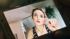Silja (Linda Manelius) har 5000 följare på Youtube och så kan hon också rappa. Närbild på en mobilruta där Silja (Linda Manelius) rappar.