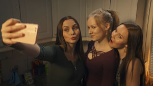 Ännu en selfie. Henna (Suvi-Tuuli Teerinkoski) men sina kompisar tvillingarna (Jutta Myllykoski och Sonja Sippala). utta Myllykoski, Henna (Suvi-Tuuli Teerinkoski) och Sonja Sippala tar en selfie.