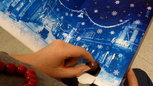 En julkalender ska helst ha godis bakom luckorna, tycker Barnpanelen. En hand plockar ut en chokladbit ur en adventskalender.