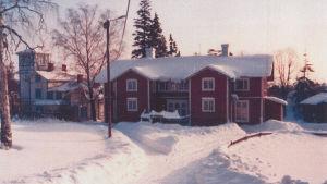 Hemmet i anslutning till Maria Åkerbloms villa, där Inge-Britt Åkerblom bodde i sin ungdom. Villa Toivola