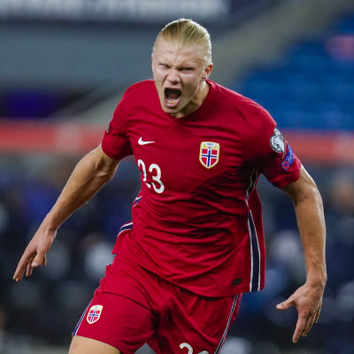 Erling Braut Haaland firar ett mål.