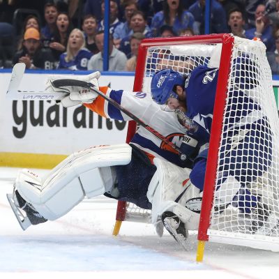 Brayden Point krockar med Semjon Varlamov.