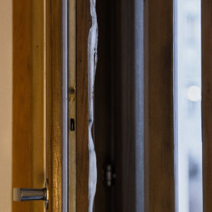 Isoleringen i det här ventileringsfönstret har bytts ut otaliga gånger - men bra har det inte blivit, säger Anneli Korhonen. bild på ett fönster