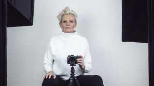 Eva Dahlgren uppträder i det sjätte avsnittet av Allsång på Skansen. Eva Dahlgren i vit tröja fotar sig själv, uppträder på Allsång på Skansen 2020