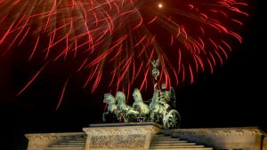 Fyrverkeriregn över Brandenburg Tor i Berlin. Fyrverkeriregn över Brandenburg Tor i Berlin.