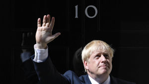 Nu ska Boris Johnson försöka lösa brexit frågan. Den nyutnämnda premiärministern Boris Johnson utanför Downing Street 10 i London.