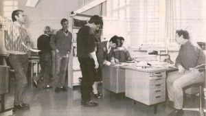 Den första december 1988 väntar redaktionen på besked om ifall de ska vandra ut i strejk. Det blev en utmarsch. På bilden Johnny Holmberg, Erik Gestrin, Markus Ekholm, Gia Mellin-Kranck, Sune Bergström och Joakim Backman. Borgåredaktionen i december 1988, Borgåbladet.