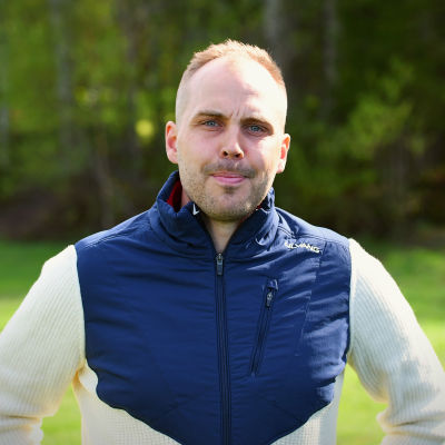Martin Norrgård i ett vårgrönt Vörå på skidcentret