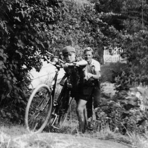 Nuoriksi miehiksi kasvaneet pojat Kekalassa 1950-luvun lopulla. Kaksi poikaa kesäisessä maalaismaisemassa.
