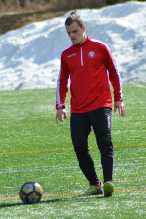 Toni Takamäki - ny från Grankulla IFK. Toni Takamäki tränar på en konstgräsplan.